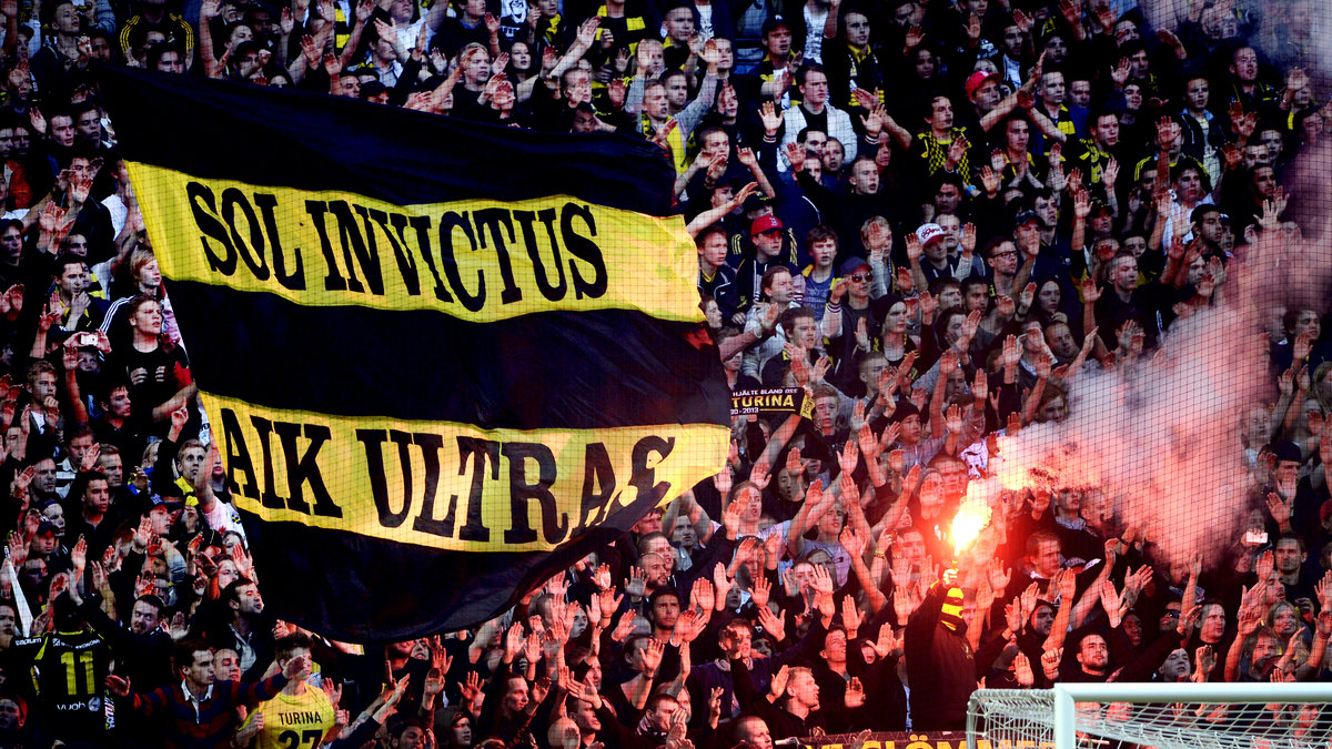 På grund av polisnotorna får AIK:s supportrar betala en "polisavgift" på 20 kronor extra för varje matchbiljett. 
